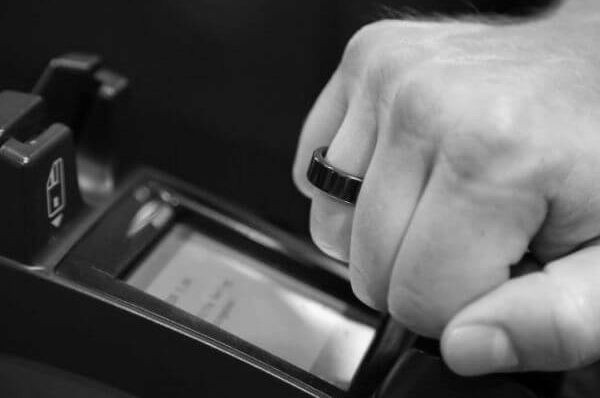 В системе «Мир» появились платежные браслеты и брелоки