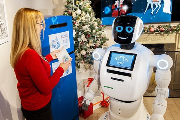 Робот Алантим попросил у Деда Мороза робощенка
