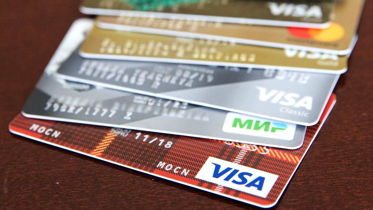 Госдума приняла закон о контроле за снятием наличных с иностранных банковских карт