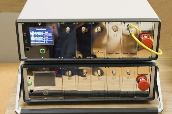 Российские ученые создали многоканальный малошумящий источник тока для квантового компьютера