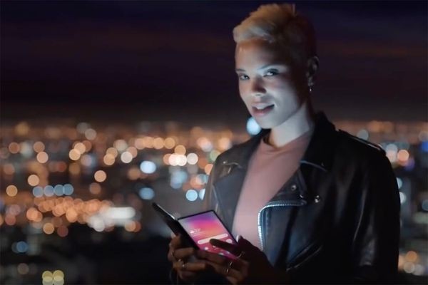 В рекламе Samsung показали смартфон со складным экраном