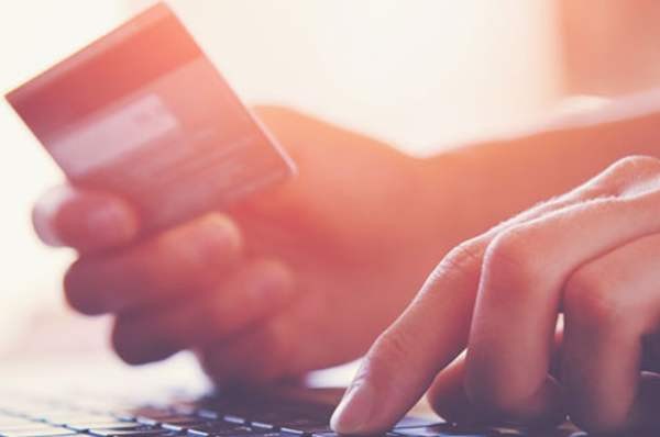 Три четверти россиян предпочитают карты наличным деньгам