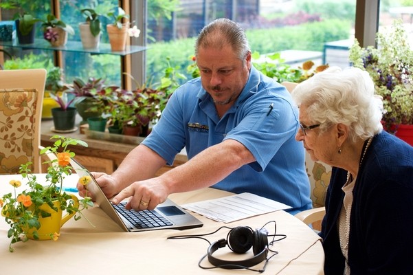 Электронные браслеты помогут не теряться пациентам дома престарелых