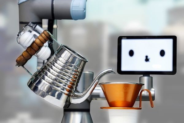 В Японии приступил к работе первый робот-бармен