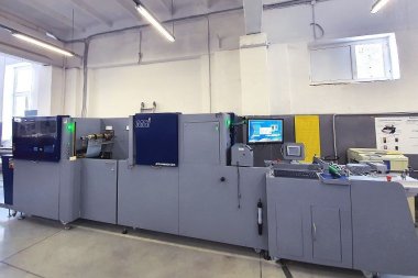 В типографии «Гуд Принт» запущена первый в УрФО струйная лакировальная машина MGI JETvarnish 3DS с модулем тиснения фольгой iFoil S