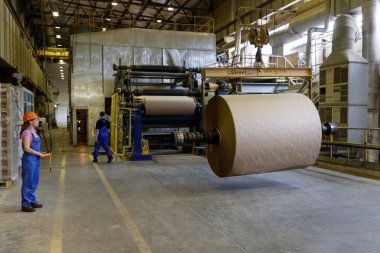 На бумажном комбинате «Волга» началось производство бумаги для плоских слоёв гофрокартона