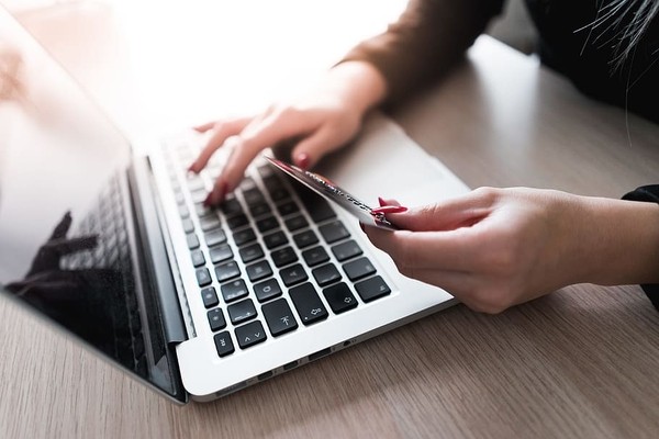 Путин поручил подготовить перевод банковских услуг в дистанционный формат