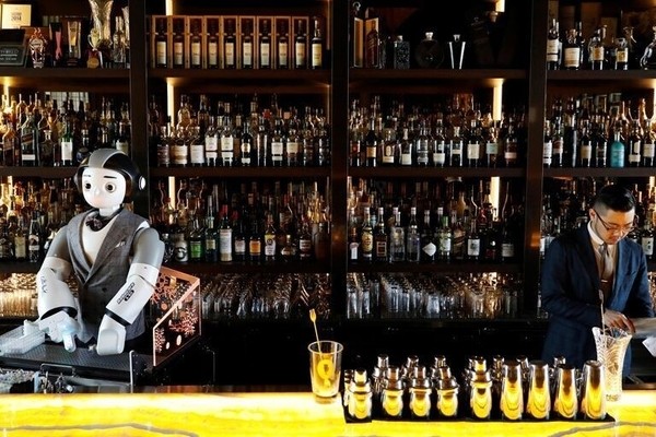 Роботы-бармены развлекают посетителей баров в Южной Корее