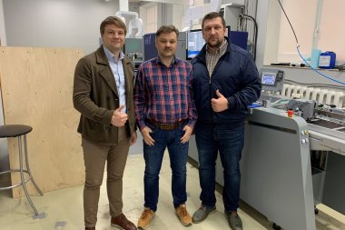 Система цифрового облагораживания MGI JETvarnish 3DS с модулем фольгирования iFoil S установлена в типографии FineArtPrint (Москва) 