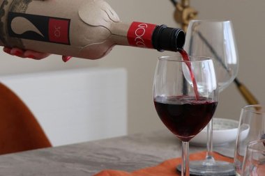 FrugalPac начала производство перерабатываемых винных бутылок из макулатуры