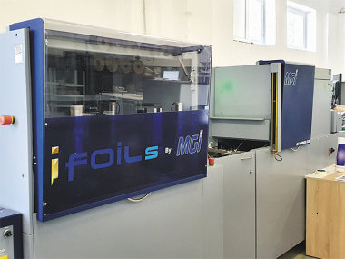 Лак и фольга на «цифре» как символы яркой перспективы