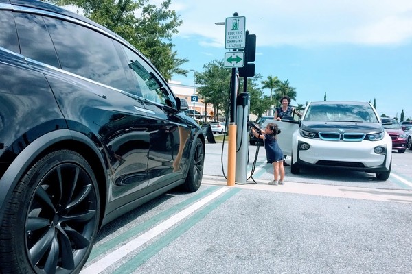 Широкое внедрение электромобилей сэкономит миллиарды долларов и спасет тысячи жизней