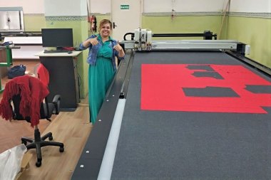 Планшетный режущий плоттер iEcho TK3S установлен в компании «Кадотекс» (Москва), выпускающей спецодежду