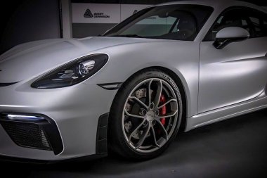 Avery Dennison выпустила две серии защитных автомобильных плёнок