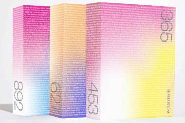 Ricoh напечатала персонализированный дизайнерский календарь неоновыми цветами на бумаге Fedrigoni 