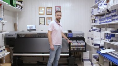 Первый в России сублимационный принтер Epson SureColor SC-F9400H с флуоресцентными чернилами установлен в «Курск-Принт»