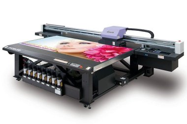«РуссКом-Графикс» объявляет акцию на планшетный УФ-принтер