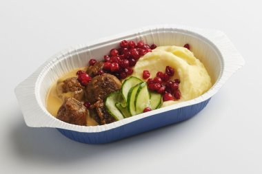 Iggesund Paperboard выпустила свой первый картон с барьерным слоем, способный заменить пластиковые лотки для пищевых продуктов