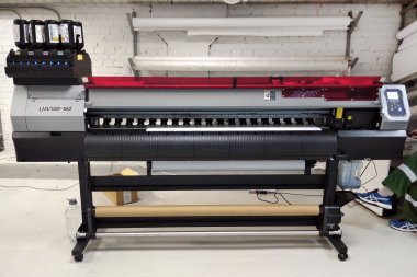 Рулонный УФ-принтер Mimaki UJV100-160 установлен в «ПринтЭР.А.» (Москва)