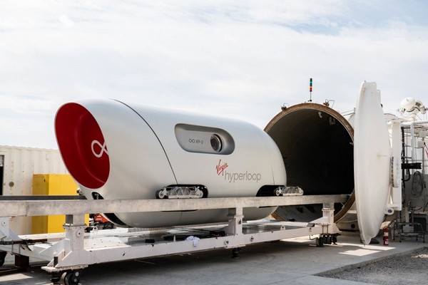 Hyperloop впервые испытали с людьми на борту