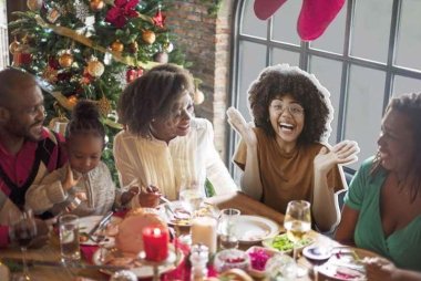 Новый год в эпоху пандемии: с картонными «аватарами»