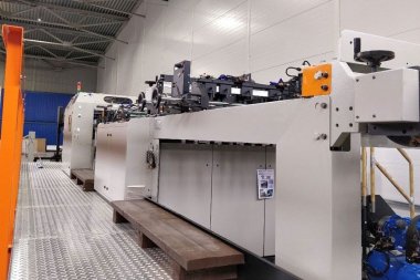 Двухножевая машина Goodstrong GMC TC-1600 для резки рулонов на листы установлена в ТД «Папирус» (Москва)