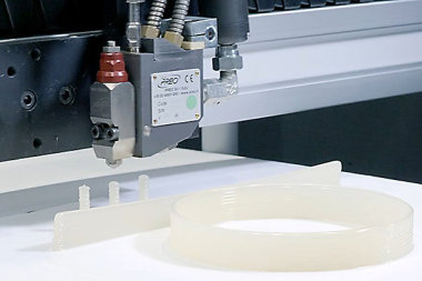 Пистолеты VS плоттер: 5 причин заменить «ручников» с клеевыми пистолетами на клеенаносящий плоттер