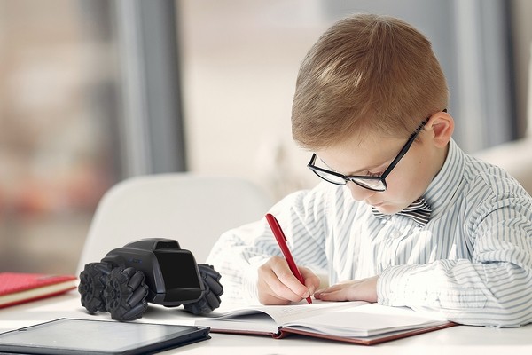 Moorebot Scout – робот-камера, автономно патрулирующий дом