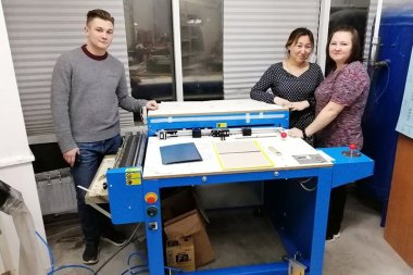 Крышкоделательная машина Zechini Roby Zero установлена в типографии «ТиДжиПак» (Москва)