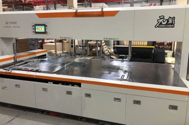 Машина Uanchor QF-1080C для разделения картонных заготовок и тигельный пресс Dayuan ML-1500 установлены в «Оригамо» (Подольск)