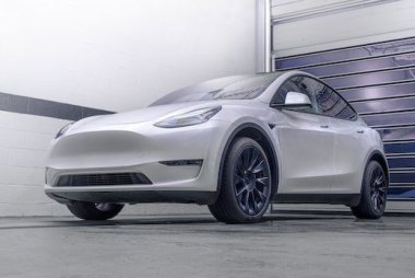 Защитная глянцевая плёнка Avery Dennison для оклейки автомобилей