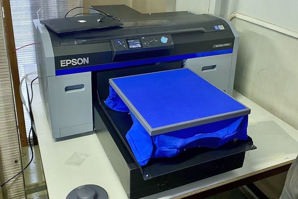 Футболочный принтер Epson SureColor SC-F2100 установлен в «Мире Полиграфии» (Тверь)