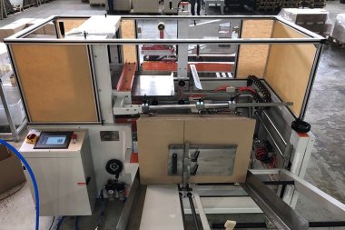 Две полуавтоматические машины Fengming для формирования гофрокоробов и заклейки скотчем установлены в «Премиум Стандарт» (Подольск)