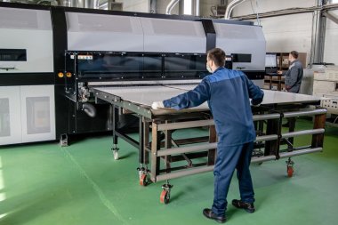 Широкоформатный промышленный гибридный УФ-принтер Durst Rho 1330 установлен в компании «Акватон» (Обоянь)