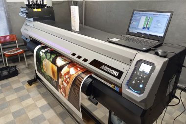Широкоформатный УФ-принтер Mimaki UJV100 установлен в типографии «Триада» (Барнаул)