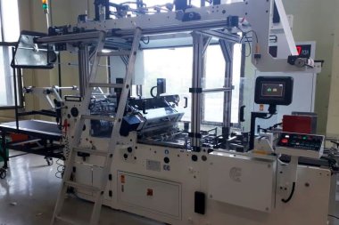 Машина WPA-600SV для вклейки полимерного окна установлена в типографии «Индустрия цвета» (Санкт-Петербург)