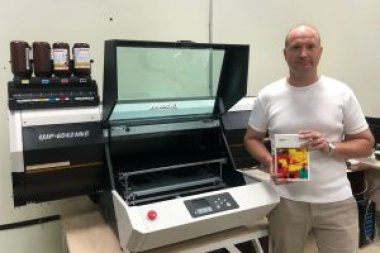 Планшетный УФ-принтер Mimaki UJF-6042 MkII установлен в типографии «Роликс» (Москва)