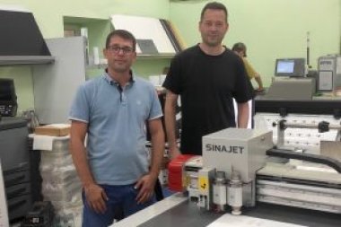 Планшетный режущий плоттер Sinajet DF0906-MT с автоподачей установлен в типографии «Визави» (Ялта)