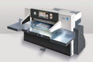 Одноножевая бумагорезальная машина Guowang GW115F установлена в типографии «Полиграф Медиа Групп» (Москва)