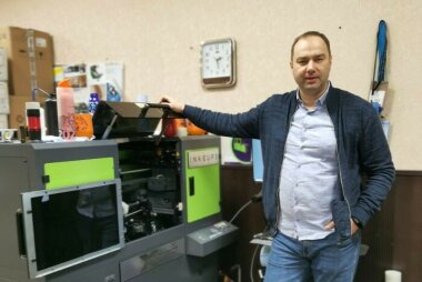В московской компании «ЮКЭН» запущен специализированный УФ-принтер INKCUPS X360 для скоростной полноцветной печати на цилиндрических предметах 