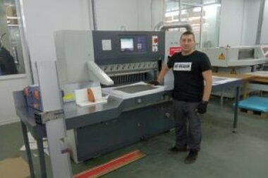 Одноножевая бумагорезальная машина Guowang GW115F установлена в Издательстве «Известия» (Москва)