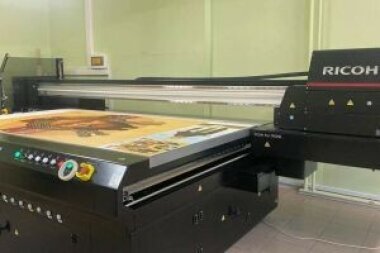 Планшетный широкоформатный УФ принтер Ricoh PRO TF6250 установлен в «Софрино»