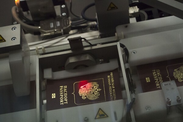 Исследование: треть россиян считает электронные паспорта небезопасными