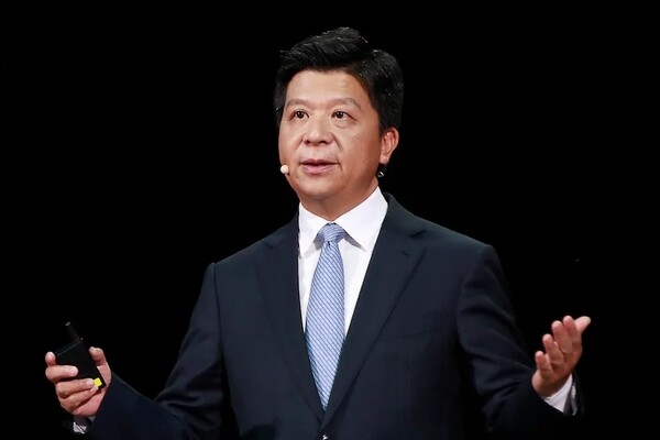 Доходы Huawei упали почти на 30%