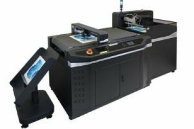 Intec выпустила высокоскоростной автоматический планшетный режущий плоттер с возможностью биговки
