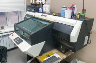 Планшетный УФ-принтер Mimaki UJF-6042 MkII установлен в типографии «Кварта» (Воронеж)