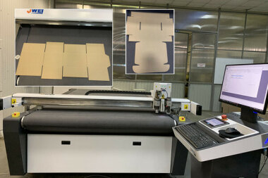 Планшетный плоттер для резки гофрокартона и картона JWEI CB03II-2516RM установлен в ППК «Гермес» (г. Пермь)