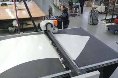 Планшетный режущий плоттер Kongsberg X44 установлен в «Полимер МК» (Москва)