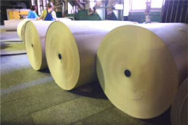 «Кондопожский ЦБК» освоил выпуск новых видов продукции – тонкого картона и цветных видов бумаги