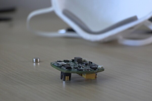 Умный датчик превращает маску в «Fitbit для лица»